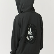 ディズニーヴィランズ×グラニフ「マレフィセント｜裏毛ビッグシルエットジップパーカー」着用イメージ（C）Disney