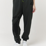 ディズニーヴィランズ×グラニフ「マレフィセントドラゴン｜裏毛パンツ」着用イメージ（C）Disney