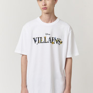 ディズニーヴィランズ×グラニフ「ヴィランズ ロゴ｜Tシャツ」着用イメージ（C）Disney