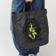 ディズニーヴィランズ×グラニフ「マレフィセント｜ナイロン2WAYトートバッグ」使用イメージ（C）Disney