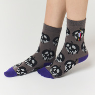 ディズニーヴィランズ×グラニフ「毒リンゴ パターン｜ミドルソックス」使用イメージ（C）Disney