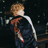 ONE PIECE×HYSTERIC GLAMOUR「NAMI FLYING V刺繍スカジャン」着用イメージ（C）O/S・F・T