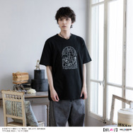 AIR TWOKYO『【推しの子】』第2弾「モノトーンシーンイラストTシャツ 4（有馬かな＆アクア）」着用イメージ（C）赤坂アカ×横槍メンゴ／集英社・【推しの子】製作委員会