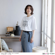 AIR TWOKYO『【推しの子】』第2弾「モノトーンシーンイラストTシャツ 5（黒川あかね＆アクア）」着用イメージ（C）赤坂アカ×横槍メンゴ／集英社・【推しの子】製作委員会