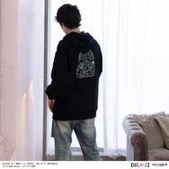 AIR TWOKYO『【推しの子】』第2弾「モノトーンシーンイラストパーカー 4（有馬かな＆アクア）」着用イメージ（C）赤坂アカ×横槍メンゴ／集英社・【推しの子】製作委員会