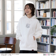 AIR TWOKYO『【推しの子】』第2弾「モノトーンシーンイラストパーカー 5（黒川あかね＆アクア）」着用イメージ（C）赤坂アカ×横槍メンゴ／集英社・【推しの子】製作委員会