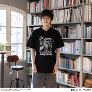 AIR TWOKYO『【推しの子】』第2弾「モノトーンシーンイラストTシャツ 2（アクア）」着用イメージ（C）赤坂アカ×横槍メンゴ／集英社・【推しの子】製作委員会