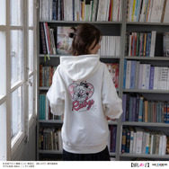 AIR TWOKYO『【推しの子】』第2弾「モノトーンシーンイラストパーカー 3（ルビー）」着用イメージ（C）赤坂アカ×横槍メンゴ／集英社・【推しの子】製作委員会