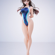 「彼女、お借りします　水原千鶴 水色ラインの競泳水着Ver.」19,800円（税込）（C）宮島礼吏・講談社／「彼女、お借りします」製作委員会2025