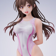 「彼女、お借りします　水原千鶴 桃色ラインの競泳水着Ver.」19,800円（税込）（C）宮島礼吏・講談社／「彼女、お借りします」製作委員会2025