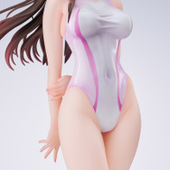 「彼女、お借りします　水原千鶴 桃色ラインの競泳水着Ver.」19,800円（税込）（C）宮島礼吏・講談社／「彼女、お借りします」製作委員会2025