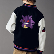 ポケットモンスター×グラニフ「ピカチュウ＆ゲンガー｜スタジアムジャンパー」着用イメージ（C）Nintendo・Creatures・GAME FREAK・TV Tokyo・ShoPro・JR Kikaku （C）Pokemon