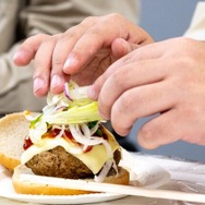 やりたい放題ドット絵ARPG『ガデテル』VS極悪編集部の仁義なきコラボバトル、勃発。“ぶっちゃけどこまでやれんのか”検証に、ライター&日本運営担当が全力でチャレンジ