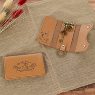 TVアニメ『夏目友人帳』ニャンコ先生 レザーキーケース、ニャンコ先生 レザーカードケース　イメージ（C）緑川ゆき・白泉社／「夏目友人帳」製作委員会