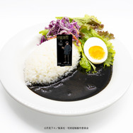 TVアニメ『呪術廻戦』× マルキューブ限定コラボメニュー　Marunouchi Happ.Stand＆Gallery「伏黒 恵」の黒カレー（C）芥見下々／集英社 ・ 呪術廻戦製作委員会