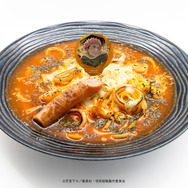 TVアニメ『呪術廻戦』× マルキューブ限定コラボメニュー　エビノスパゲッティ 丸ビル店「虎杖悠仁」のシーフードトマトクリームソースパスタ（C）芥見下々／集英社 ・ 呪術廻戦製作委員会