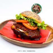 TVアニメ『呪術廻戦』× マルキューブ限定コラボメニュー　クア・アイナ 丸ビル店 虎杖 悠仁：「黒閃」バーガー（C）芥見下々／集英社 ・ 呪術廻戦製作委員会