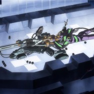 「プラレール『ヱヴァンゲリヲン新劇場版：序』ネルフ専用鉄道下二小山支線 「ヤシマ作戦」 DD51形＆シキ880形（B2梁）大物車」場面写（C）ＴＯＭＹ （C）カラー