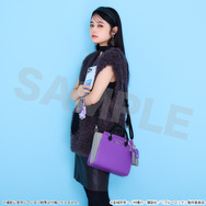 TVアニメ『ブルーロック』SuperGroupiesコラボ「御影 玲王 モデル ショルダーバッグ」使用イメージ（C）金城宗幸・ノ村優介・講談社／「ブルーロック」製作委員会