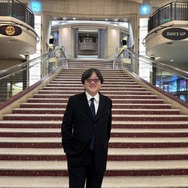 映画『果てしなきスカーレット』チャイニーズシアター内階段前