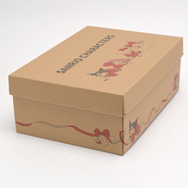 「サンリオキャラクターズ シューズ」キャラクターがリボンで繋がった箱デザイン