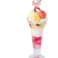 ココス×ちいかわ「モモンガのピーチパフェ」（C）nagano / chiikawa committee