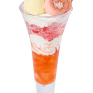 ココス×ちいかわ「至上の一服！ラッコのイチゴパフェ」（C）nagano / chiikawa committee