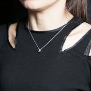 「HANGYODON（ハンギョドン）× JAM HOME MADE CLOVER ネックレス」着用イメージ（C）2025 SANRIO CO., LTD. APPROVAL NO. 663582