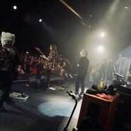 「鬼滅」から「ガンダム」まで欧州を揺るがす熱狂！MAN WITH A MISSION、圧巻のツアーで実力を証明！