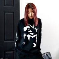 STRICT-G NEW YARK『機動戦士ガンダム』ロングスリーブTシャツ ロゴ　着用イメージ（C）創通・サンライズ