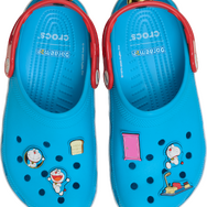 crocs「キッズ ドラえもん クラシック クロッグ」（C）1970-2025 Fujiko Pro