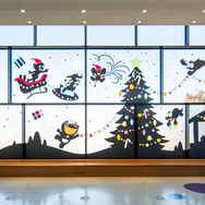 「藤子・F・不二雄ミュージアム クリスマスはミュージアムで！2025」2階・みんなのひろば　大窓のシルエット（C）Fujiko-Pro