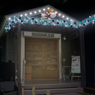 「藤子・F・不二雄ミュージアム クリスマスはミュージアムで！2025」3階・ギフトコーナー藤子屋のデコレーション（C）Fujiko-Pro