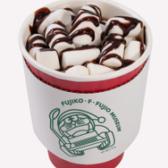 「藤子・F・不二雄ミュージアム クリスマスはミュージアムで！2025」マシュマロココア（C）Fujiko-Pro