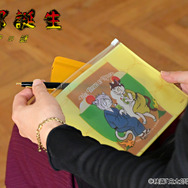 映画『鬼太郎誕生 ゲゲゲの謎』×石黒亜矢子コラボグッズ「ガゼットスライダーポーチ（鬼太郎の父と鬼太郎の母）」使用イメージ（C）映画「鬼太郎誕生ゲゲゲの謎」製作委員会