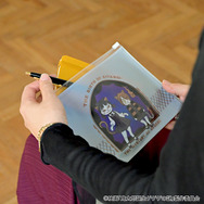 映画『鬼太郎誕生 ゲゲゲの謎』×石黒亜矢子コラボグッズ「ガゼットスライダーポーチ（鬼太郎とねこ娘）」使用イメージ（C）映画「鬼太郎誕生ゲゲゲの謎」製作委員会