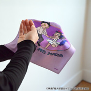 映画『鬼太郎誕生 ゲゲゲの謎』×石黒亜矢子コラボグッズ「ハンドタオル（水木と沙代）」使用イメージ（C）映画「鬼太郎誕生ゲゲゲの謎」製作委員会