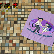 映画『鬼太郎誕生 ゲゲゲの謎』×石黒亜矢子コラボグッズ「ハンドタオル（水木と沙代）」使用イメージ（C）映画「鬼太郎誕生ゲゲゲの謎」製作委員会