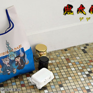 映画『鬼太郎誕生 ゲゲゲの謎』×石黒亜矢子コラボグッズ「エコバッグ（鬼太郎の父と水木）」使用イメージ（C）映画「鬼太郎誕生ゲゲゲの謎」製作委員会