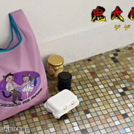 映画『鬼太郎誕生 ゲゲゲの謎』×石黒亜矢子コラボグッズ「エコバッグ（水木と沙代）」使用イメージ（C）映画「鬼太郎誕生ゲゲゲの謎」製作委員会