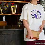 映画『鬼太郎誕生 ゲゲゲの謎』×石黒亜矢子コラボグッズ「クルーネックTシャツ（水木と沙代）」使用イメージ（C）映画「鬼太郎誕生ゲゲゲの謎」製作委員会