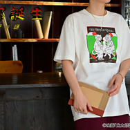 映画『鬼太郎誕生 ゲゲゲの謎』×石黒亜矢子コラボグッズ「クルーネックTシャツ（鬼太郎の父と鬼太郎の母）」使用イメージ（C）映画「鬼太郎誕生ゲゲゲの謎」製作委員会