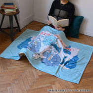 映画『鬼太郎誕生 ゲゲゲの謎』×石黒亜矢子コラボグッズ「ビッグブランケット（鬼太郎の父と水木）」使用イメージ（C）映画「鬼太郎誕生ゲゲゲの謎」製作委員会