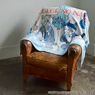 映画『鬼太郎誕生 ゲゲゲの謎』×石黒亜矢子コラボグッズ「ビッグブランケット（鬼太郎の父と水木）」使用イメージ（C）映画「鬼太郎誕生ゲゲゲの謎」製作委員会