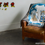 映画『鬼太郎誕生 ゲゲゲの謎』×石黒亜矢子コラボグッズ「ビッグブランケット（鬼太郎とねこ娘）」使用イメージ（C）映画「鬼太郎誕生ゲゲゲの謎」製作委員会