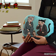 映画『鬼太郎誕生 ゲゲゲの謎』×石黒亜矢子コラボグッズ「ダイカットクッション（鬼太郎の父と水木）」使用イメージ（C）映画「鬼太郎誕生ゲゲゲの謎」製作委員会