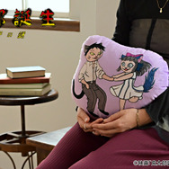 映画『鬼太郎誕生 ゲゲゲの謎』×石黒亜矢子コラボグッズ「ダイカットクッション（水木と沙代）」使用イメージ（C）映画「鬼太郎誕生ゲゲゲの謎」製作委員会