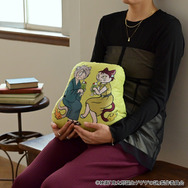 映画『鬼太郎誕生 ゲゲゲの謎』×石黒亜矢子コラボグッズ「ダイカットクッション（鬼太郎の父と鬼太郎の母）」使用イメージ（C）映画「鬼太郎誕生ゲゲゲの謎」製作委員会