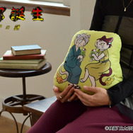 映画『鬼太郎誕生 ゲゲゲの謎』×石黒亜矢子コラボグッズ「ダイカットクッション（鬼太郎の父と鬼太郎の母）」使用イメージ（C）映画「鬼太郎誕生ゲゲゲの謎」製作委員会