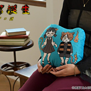 映画『鬼太郎誕生 ゲゲゲの謎』×石黒亜矢子コラボグッズ「ダイカットクッション（鬼太郎とねこ娘）」使用イメージ（C）映画「鬼太郎誕生ゲゲゲの謎」製作委員会